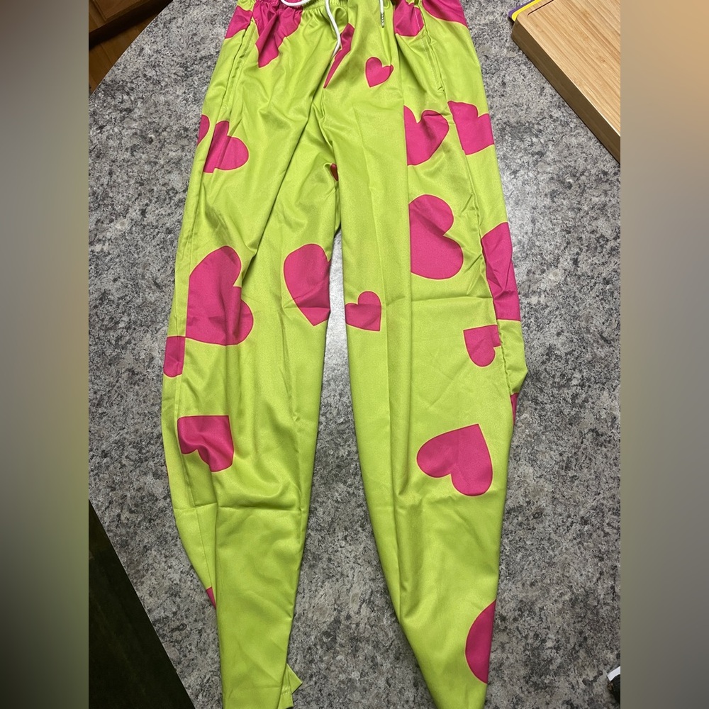 Lime Green Jogger Pants w Hot 💕 pink hearts

Silky joggers
Great for lounging